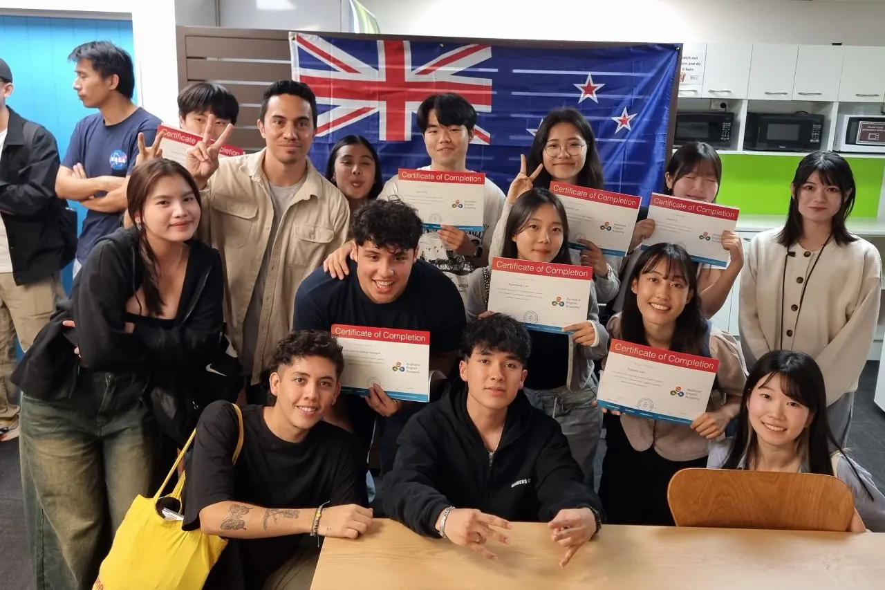 Auckland English Academy：学生结业证书合影（往期官方影像）
