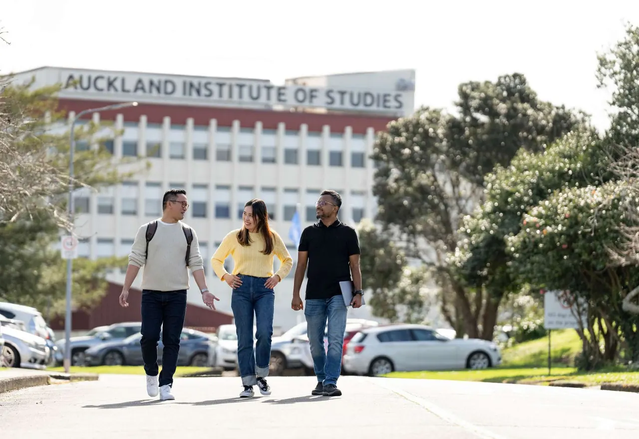 Auckland Institute of Studies:学生走过 AIS 校舍前方(2026年官方手册影像)