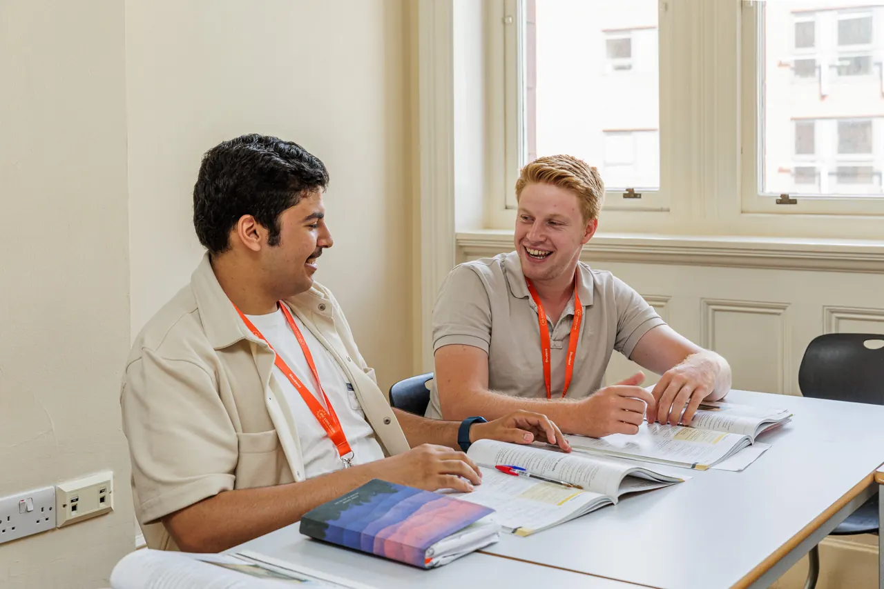 BSC London 学生在教室内进行双人课堂练习