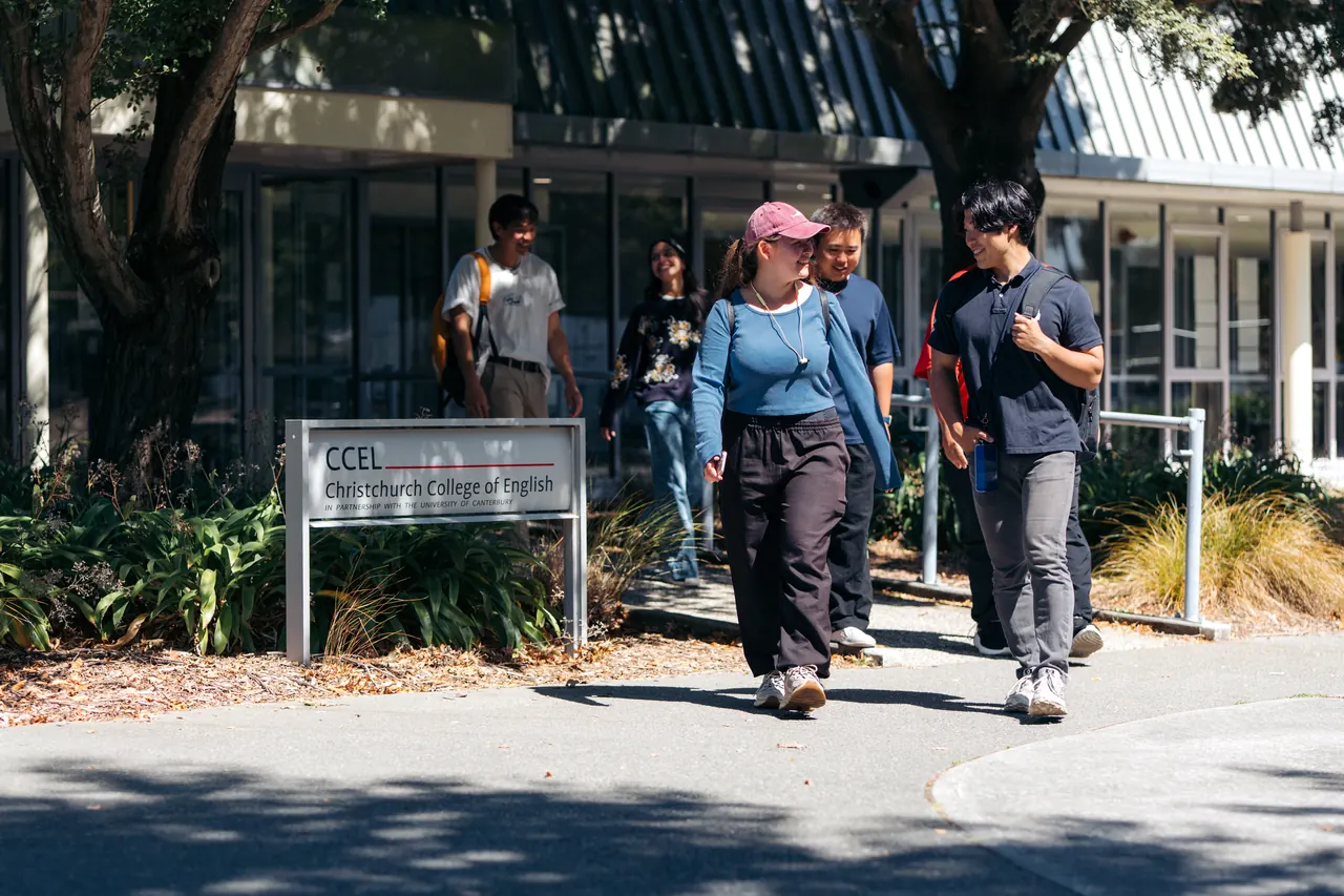 CCEL Christchurch：学生走进 CCEL 校门（2025年官方媒体包）