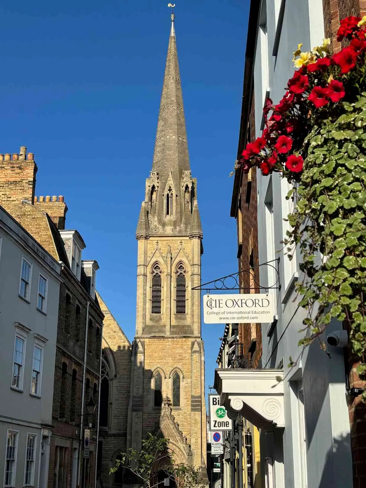 CIE Oxford 牛津:校舍入口所在街道与学校招牌