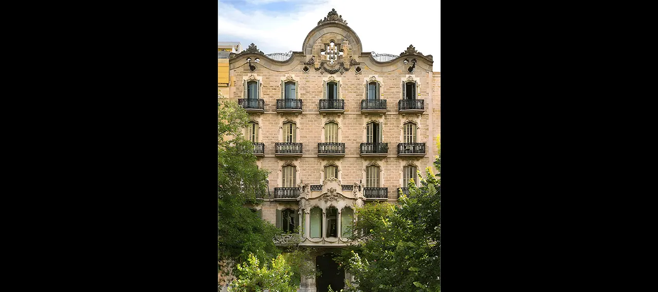 Don Quijote Barcelona campus — Casa Juncosa school exterior
