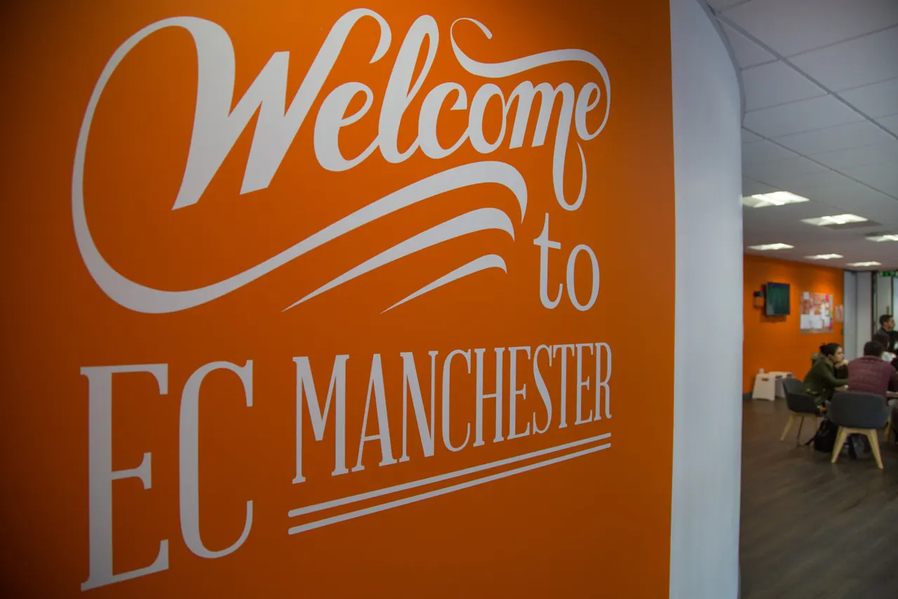 EC Manchester 校区入口处的欢迎墙