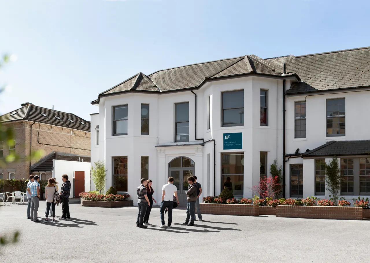 EF Bournemouth: School building and entrance