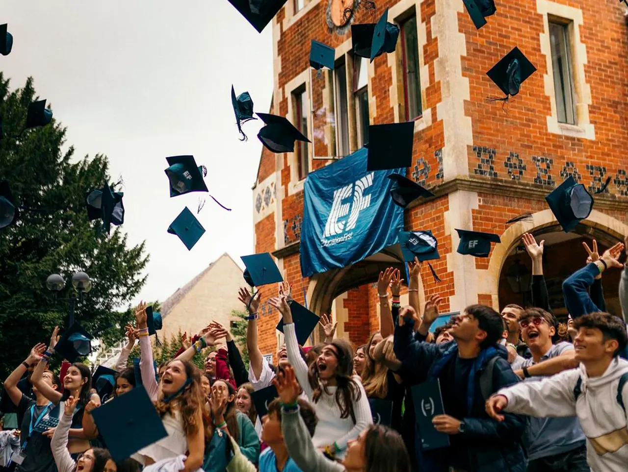 EF International Language Campuses 剑桥校区学生在 EF 校舍前参加毕业活动
