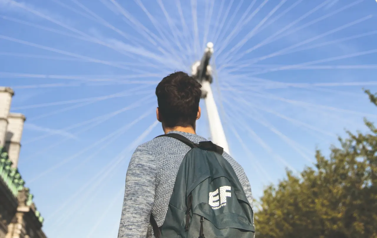 EF 伦敦校区学生参加伦敦眼旁的校区活动