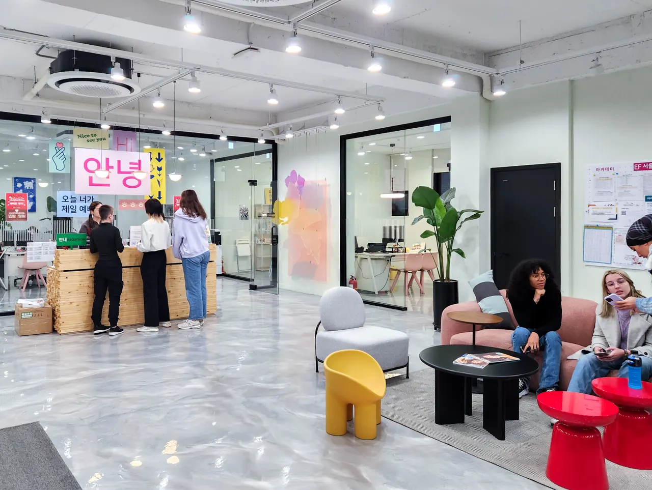 EF Seoul: Reception and service area