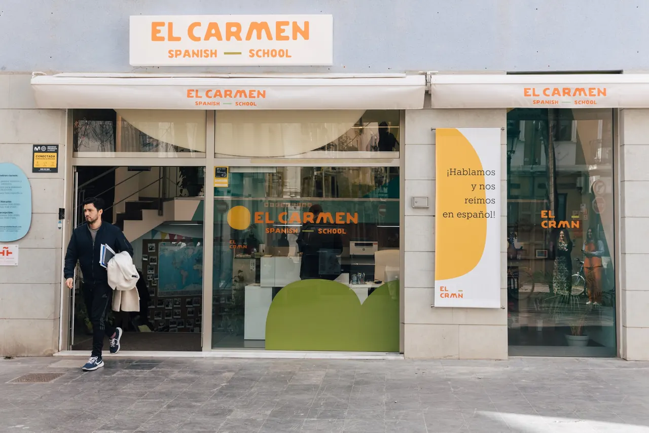 El Carmen Spanish School Valencia campus — school front entrance