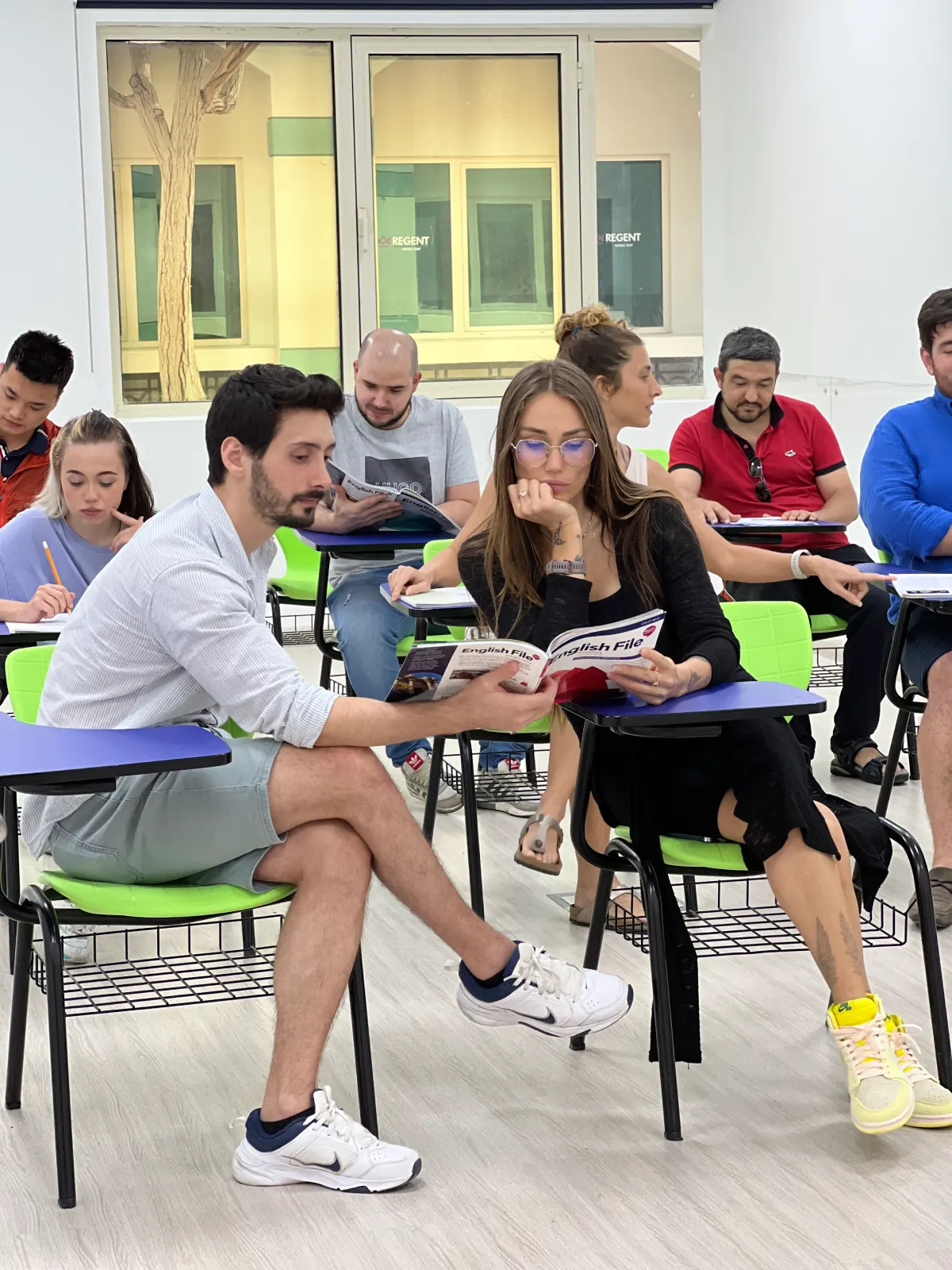 English Path Dubai 校区课堂中的学生
