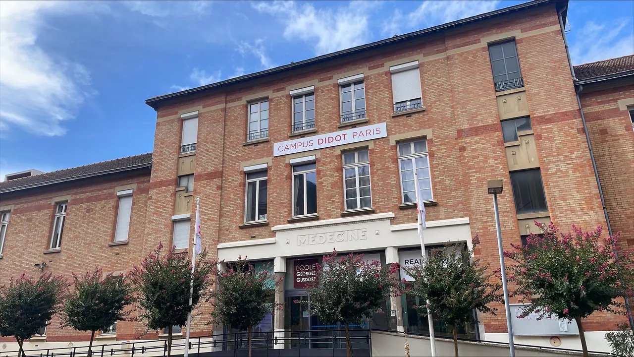 English Path classroom learning in Paris