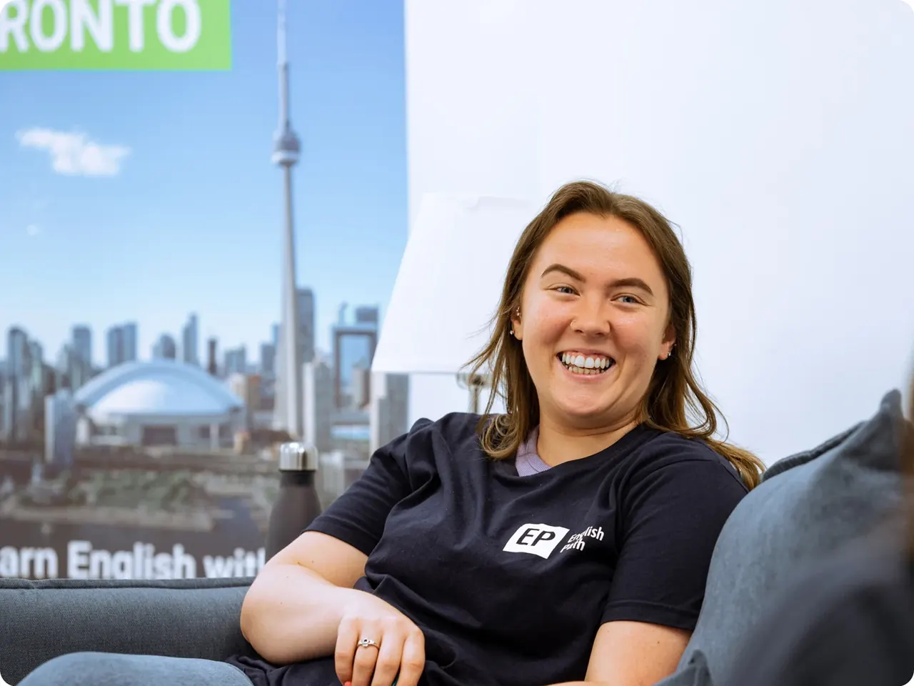 English Path Toronto 学生在校区教室内上课