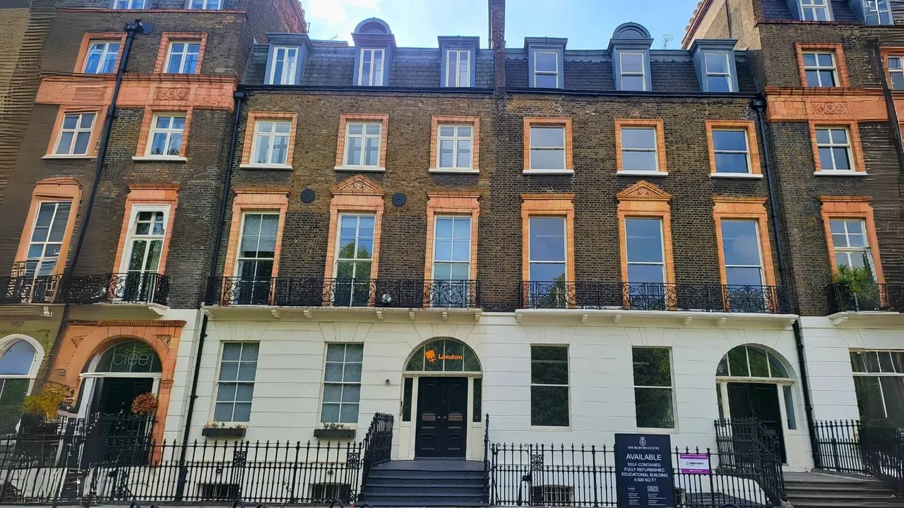 ES London 位于 Russell Square 的校区建筑外观