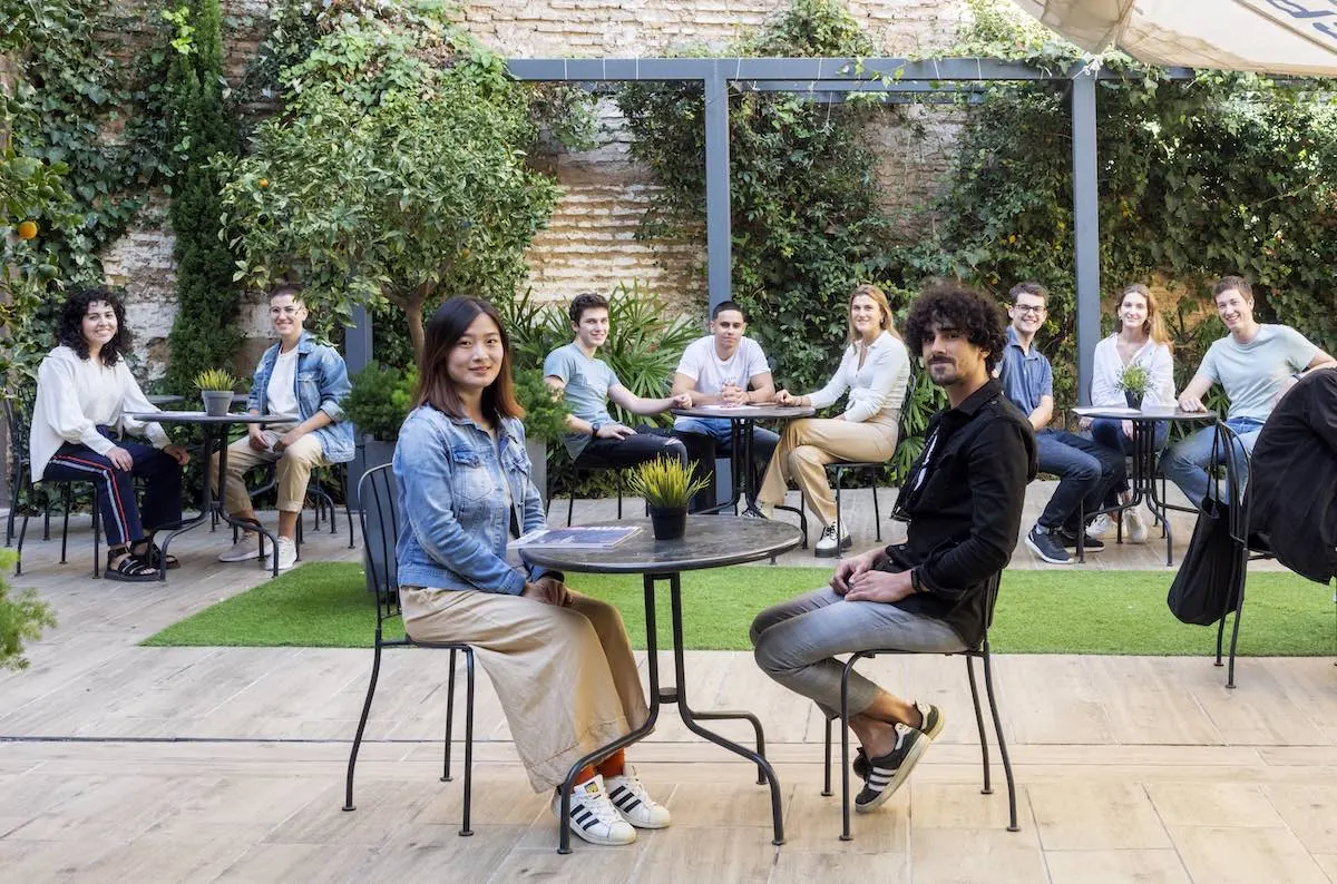 Students in the courtyard study area at the Españolé IH Valencia campus