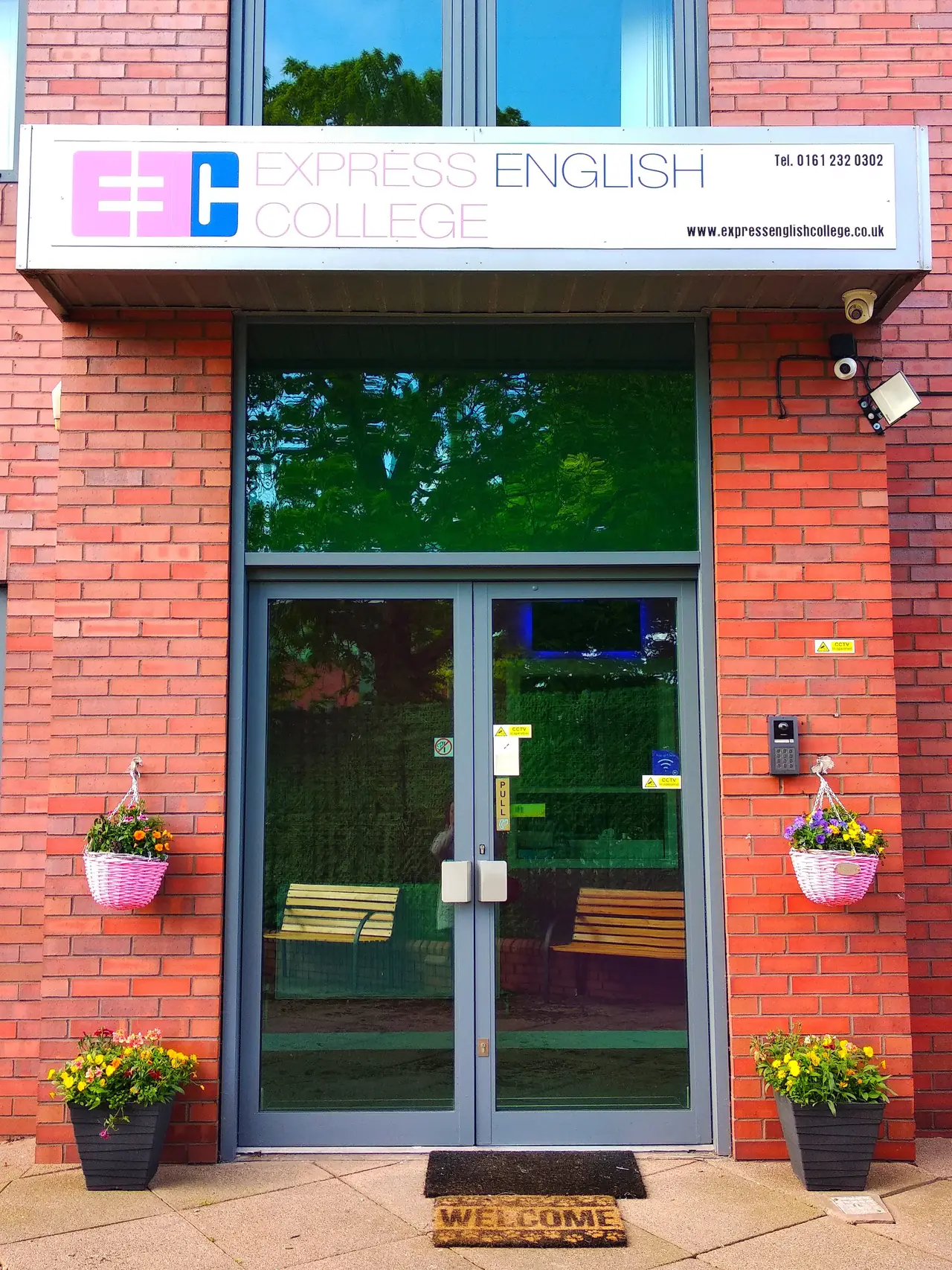 Express English College 曼彻斯特:校舍入口与学校标识