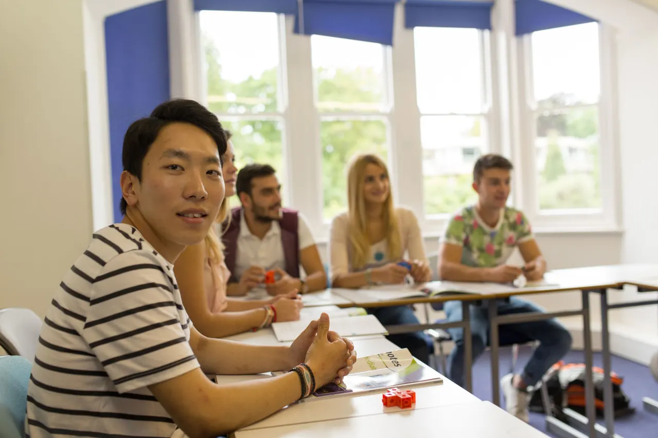 学生在 Kaplan 牛津校区教室上课
