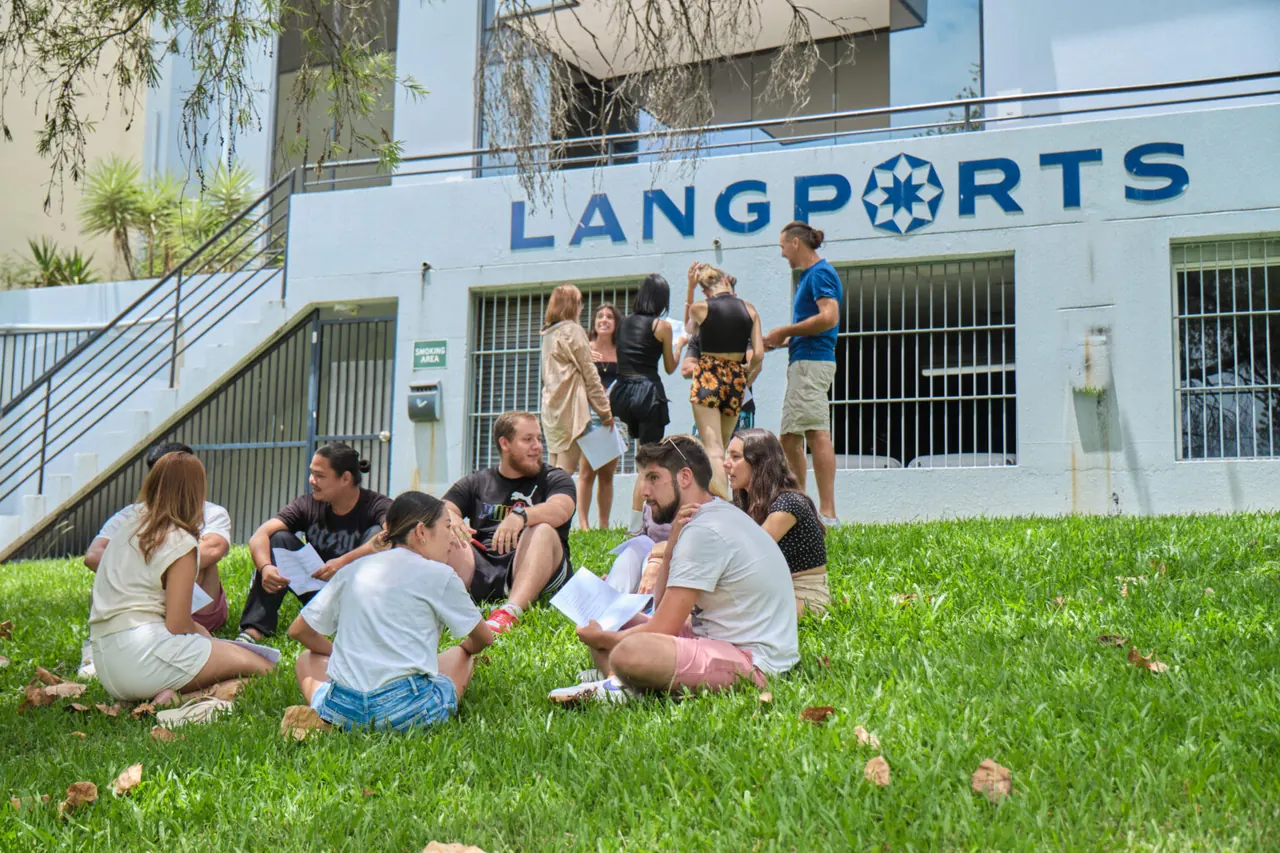 Langports 黄金海岸校区标识建筑与草坪
