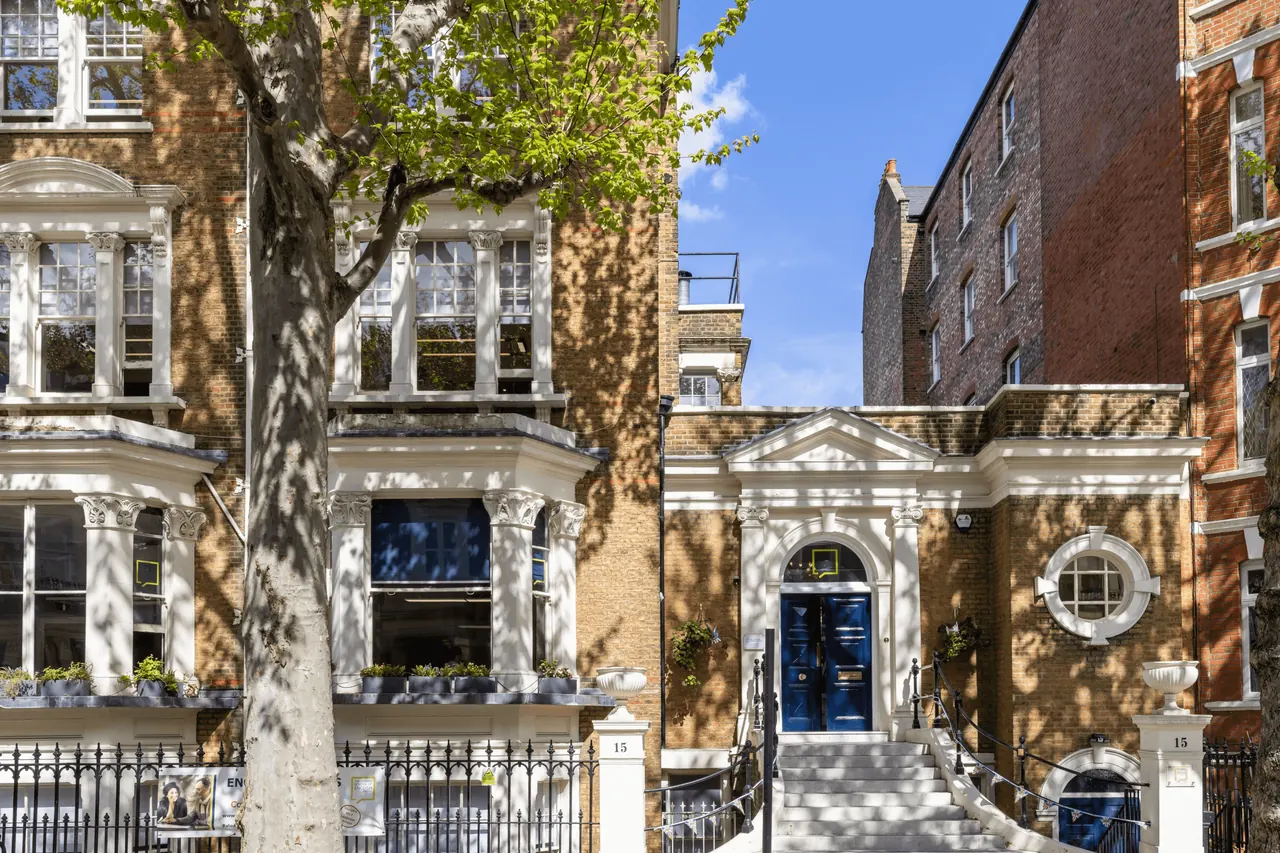 The London School of English 位于 Holland Park 的维多利亚风格校舍
