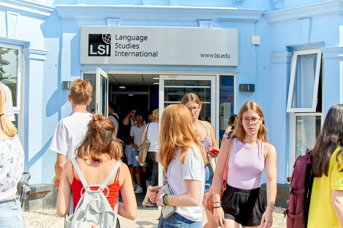 LSI 布莱顿：学校入口与学生