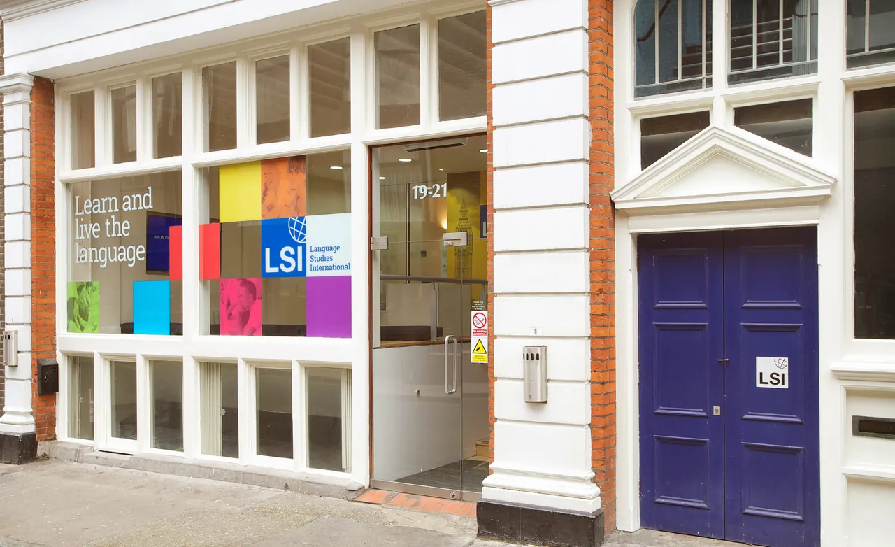 LSI 伦敦中心校区:校舍入口与彩色 LSI 窗贴