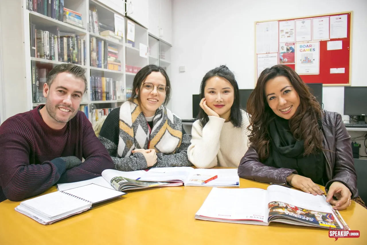 Speak Up London 学生在校内围桌学习