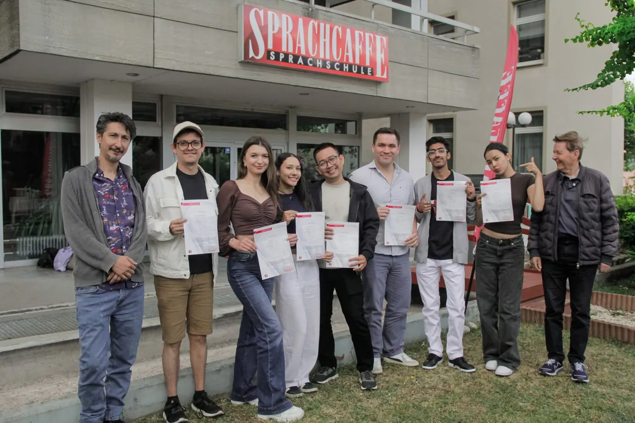 Sprachcaffe Languages Plus法兰克福校区学生在校门前完成课程活动