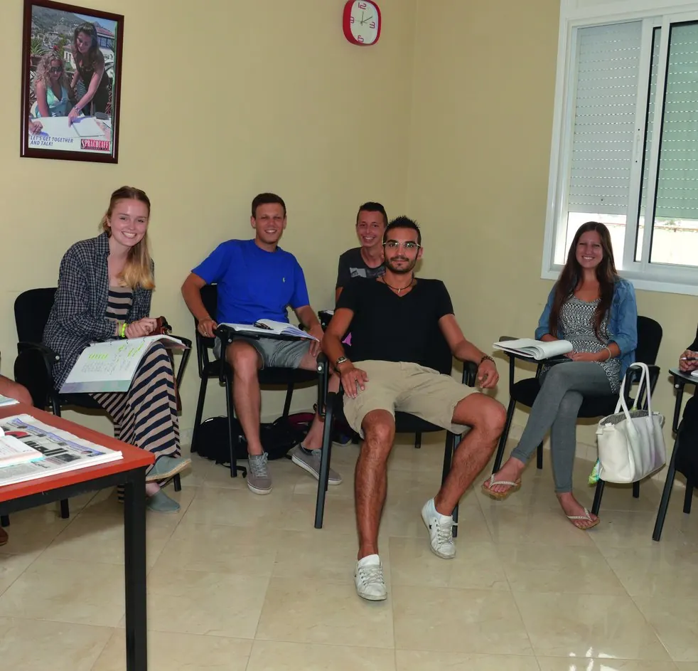 Sprachcaffe Languages Plus拉巴特校区：学生参加校内语言课堂。