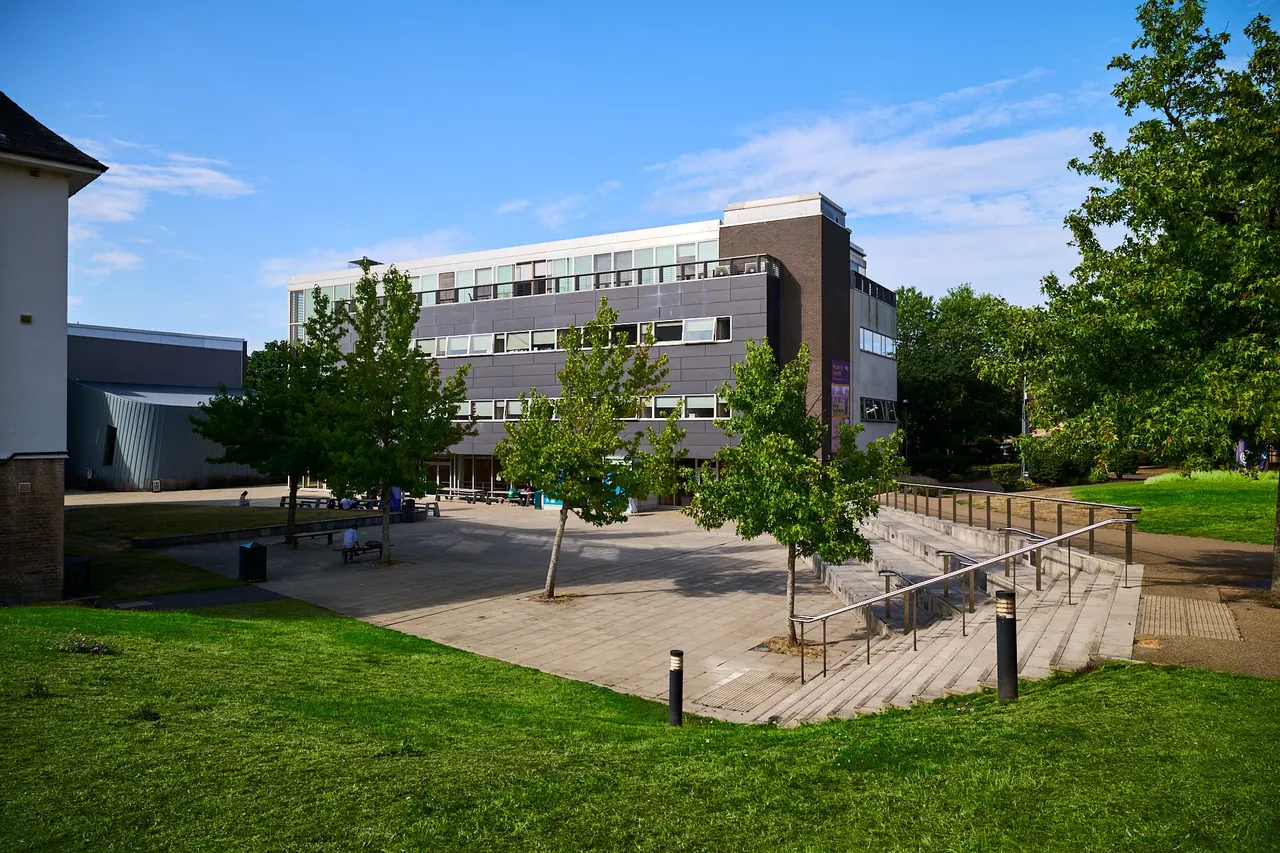 St Andrew's College Language Schools 伦敦：Avery Hill 校园教学楼与绿地。